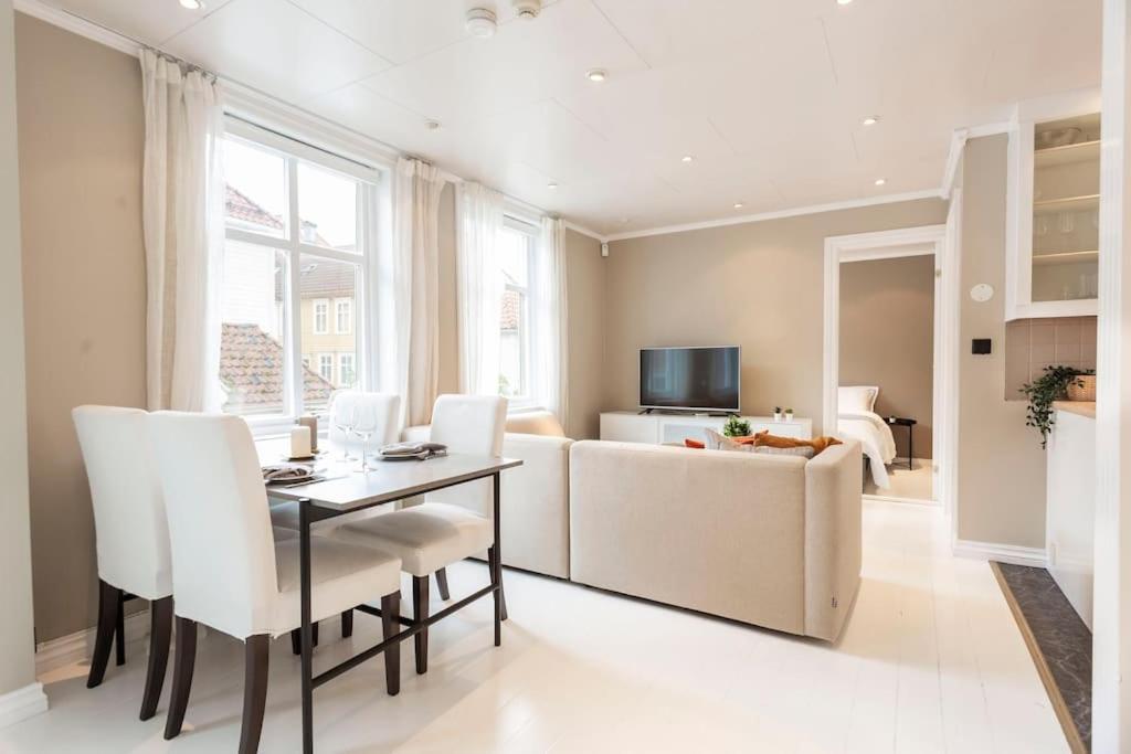 New! Modern Top Floor Apartment In Historic Area! Bergen Exteriör bild