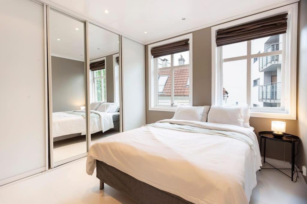 New! Modern Top Floor Apartment In Historic Area! Bergen Exteriör bild