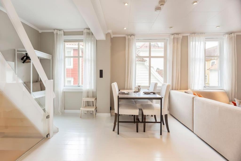 New! Modern Top Floor Apartment In Historic Area! Bergen Exteriör bild
