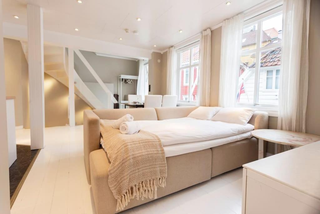 New! Modern Top Floor Apartment In Historic Area! Bergen Exteriör bild