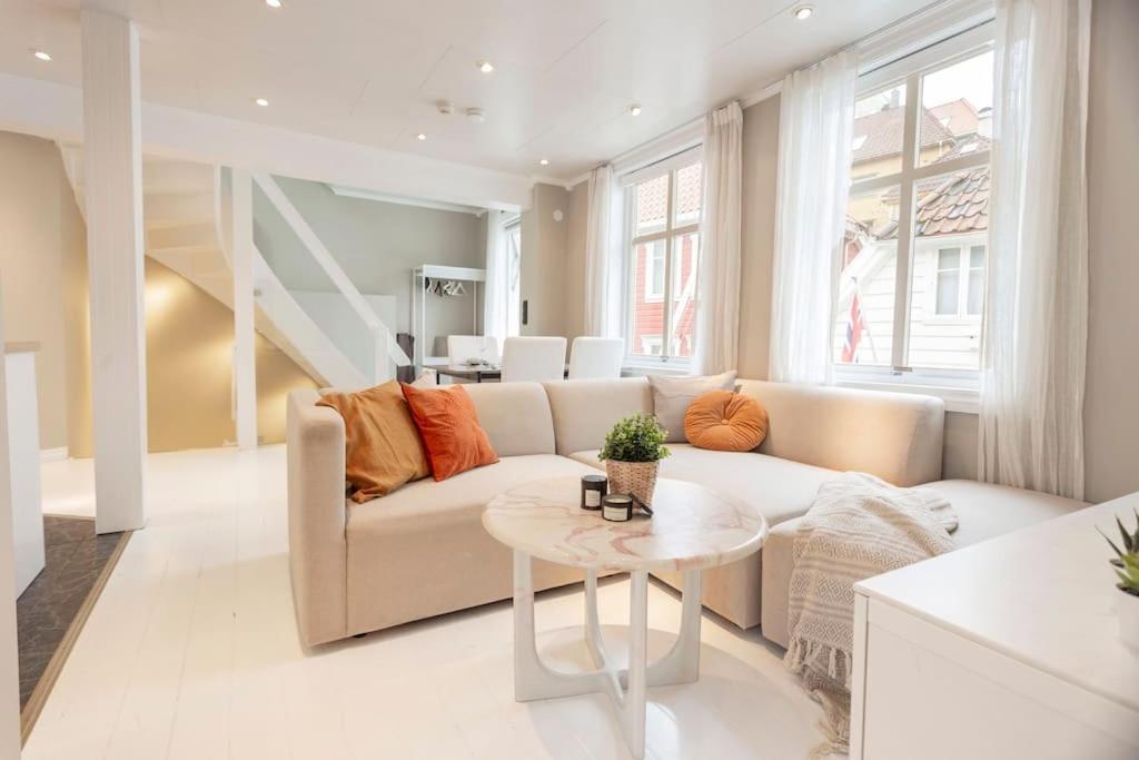 New! Modern Top Floor Apartment In Historic Area! Bergen Exteriör bild
